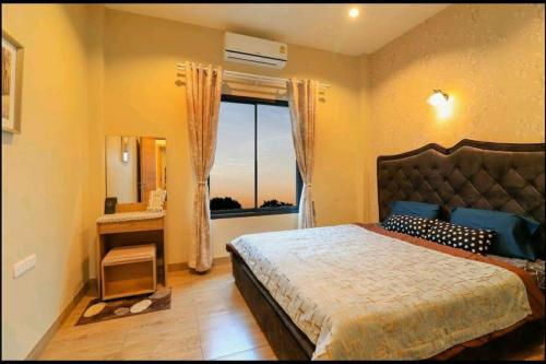 Un dormitorio con una cama grande y una ventana en Modern Villa Hua Hin 华欣静家之私家SPA池独栋别墅, en Hua Hin