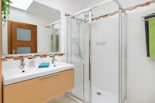 een badkamer met een wastafel en een douche bij Casa Folias in Puerto del Carmen