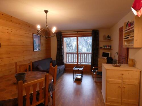 un salon avec une table et une salle à manger dans l'établissement Appartement cosy, 4 personnes, 1 chambre, 1 coin montagne - CC06, à Beaufort
