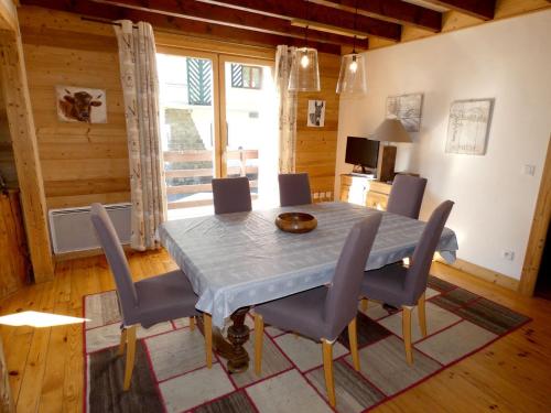 Photo de la galerie de l'établissement Chalet centre village, 8 personnes, 4 chambres - CH25, à Beaufort