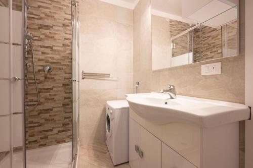 卡納澤伊的住宿－Cesa Ariale，一间带水槽、卫生间和淋浴的浴室