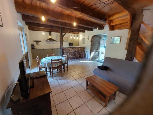un salon avec une table et une salle à manger dans l'établissement Les Rives de Saint-Blaise - Maison en pleine nature à Najac, à Najac