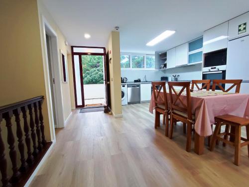 Milly's House في إسبونسيندي: مطبخ وغرفة طعام مع طاولة وكراسي