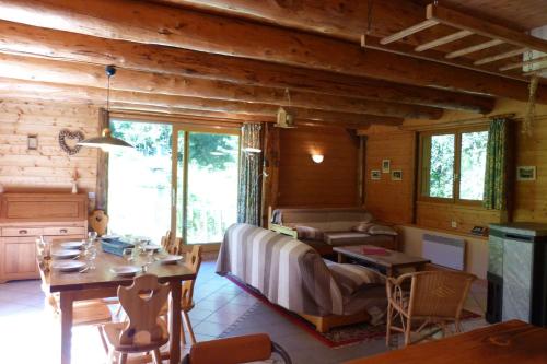 Chalet rénové, 8 personnes, 3 chambres - CH02