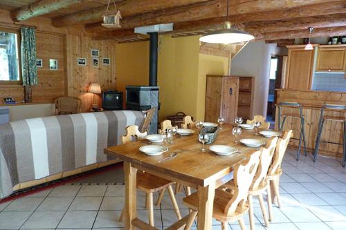 - une table et des chaises en bois dans une chambre avec cuisine dans l'établissement Chalet rénové, 8 personnes, 3 chambres - CH02, à Beaufort