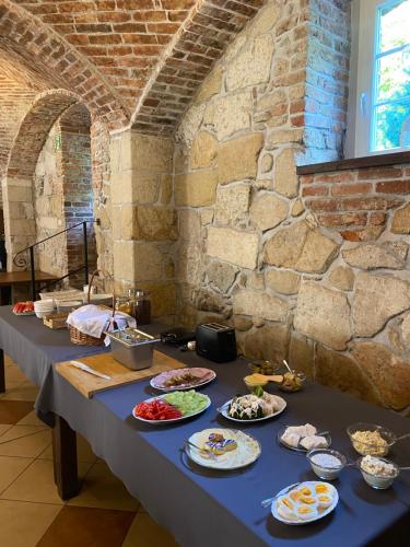 stół z wieloma talerzami jedzenia w obiekcie Na Uboczu w mieście Gryfów Śląski