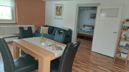 uma sala de estar com uma mesa e cadeiras e um sofá em Haus Elfriede em Müllheim
