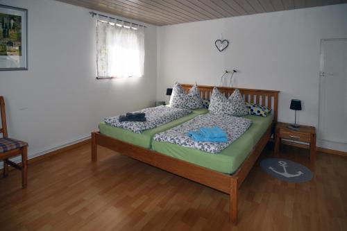 um quarto com uma cama num quarto em Haus Elfriede em Müllheim