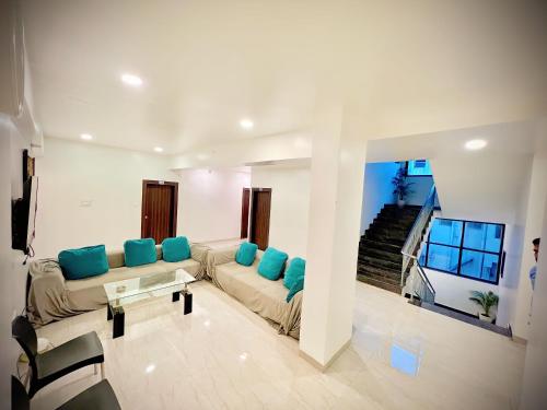 uma sala de estar com um sofá e almofadas azuis em Hotel Rahul Regency, Aurangabad em Aurangabad