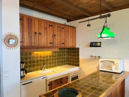 - une cuisine avec un comptoir et un four micro-ondes dans l'établissement Portillo 64, à Uvernet