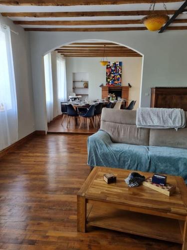 un salon avec un canapé et une table dans l'établissement les glycines, à Saint-Marien