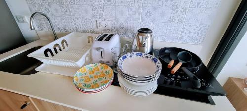 Kuchyň nebo kuchyňský kout v ubytování Hua Hin Top Floor View Condo Walk to Beach & Cicada La Habana หัวหิน คอนโดชั้นบนสุด วิวดี ใกล้ทะเล ติดตลาดซิเคด้า ลาฮาบาน่า