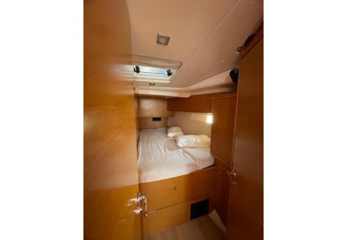 een kleine kamer met een bed en een kast bij S Odyssey 64051id in Corfu-stad