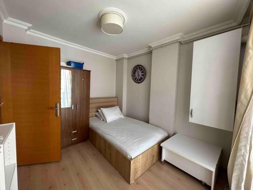 1 dormitorio pequeño con 1 cama y armario en Cozy 3 Room Duplex With Terrace, en Estambul