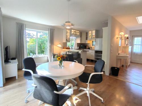 Dapur atau dapur kecil di Ferienhaus Inger - stilvolles und modernes Ferienhaus mit Terrasse und Gartennutzung
