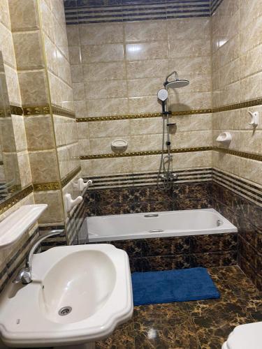 y baño con lavabo y bañera. en Poseidon Luxury Apartments, en Hurghada