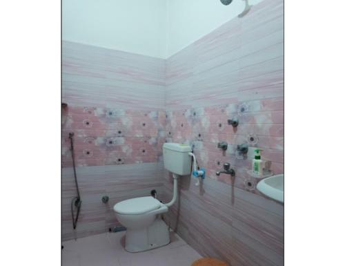 a bathroom with a toilet and a sink at Hotel Modern Palace, Muzaffarpur in Muzaffarpur