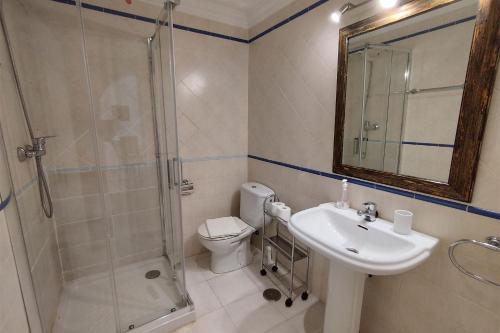 エステポナにあるApartamento Puertosolのバスルーム(シャワー、洗面台、トイレ付)