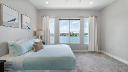 een slaapkamer met een groot bed en een groot raam bij Waterfront House with Boat And Jet Ski Slips and Pet Friendly in Marble Falls