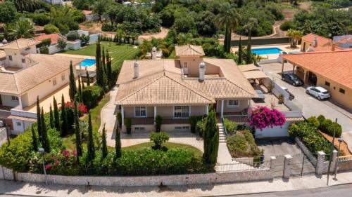 an aerial view of a house with a garden at Fonte Santa Villa in Quarteira