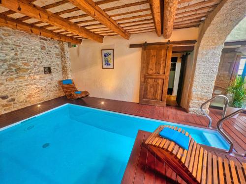 Πισίνα στο ή κοντά στο Maison provençale avec Piscine intérieure, spa et hammam à deux pas d'Uzès