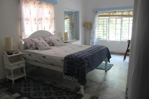 En eller flere senge i et værelse på Ferozi House - A boutique Homestay