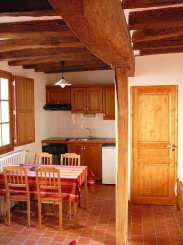 une cuisine avec une table et des chaises et une table et une cuisine dans l'établissement Le Clos De La Bouteille, à Angers