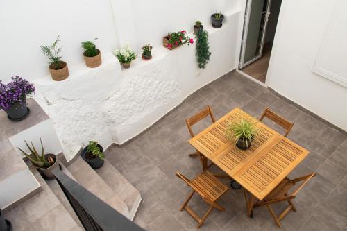Casa Rural Los Tablaos في روت: منظر علوي لطاولة وكراسي ونباتات الفخار
