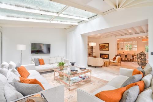 un salon avec des canapés et une table dans l'établissement Le Clos d'Ully Chantilly, à Ully-Saint-Georges