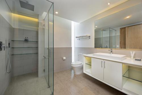 een badkamer met een toilet, een wastafel en een douche bij Abogo Point Resort Villa Pool Golf Da Nang in Da Nang