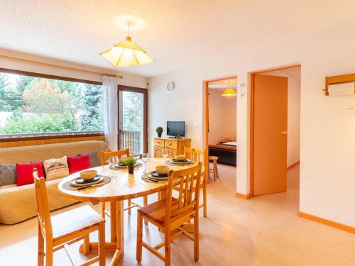 sala de estar con mesa y sofá en Appartement Saint-Lary-Soulan, 3 pièces, 6 personnes - FR-1-296-143 en Saint-Lary-Soulan