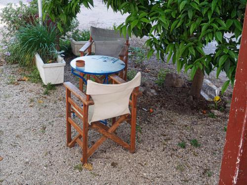 Un jardín fuera de Hotel Methanion