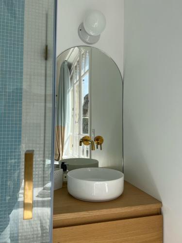une salle de bain avec un lavabo et un miroir dans l'établissement Villa La Rafale plage centre 300 m, à Le Touquet-Paris-Plage