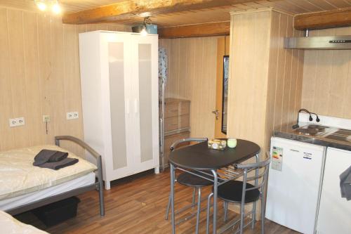 Majoituspaikan Cozy Apartment for Two keittiö tai keittotila