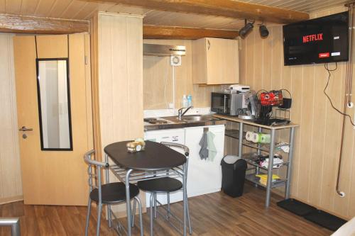 Majoituspaikan Cozy Apartment for Two keittiö tai keittotila