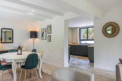 a kitchen and dining room with a table and chairs at La Petite Maison *T3* accès direct Loiret +Parking in Saint-Hilaire-Saint-Mesmin