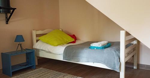 ein Schlafzimmer mit einem Etagenbett und einem gelben Kissen in der Unterkunft Gite Puydufou -5kms- La Séraphina, 2 à 6 personnes in Chambretaud