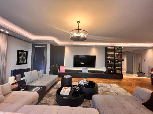 uma sala de estar com um sofá e uma televisão em Amazing Luxury Large 4 Bedroom Apt Istinye Park 1 min 250m2 em Istambul