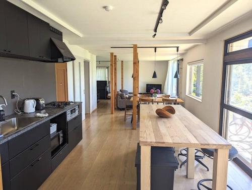 A kitchen or kitchenette at Mountain View Totoro - spacious & sunny