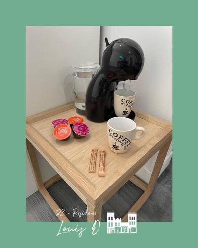 - une table avec une cafetière et des tasses dans l'établissement Studio pour 2 Personnes --1, à Béthune