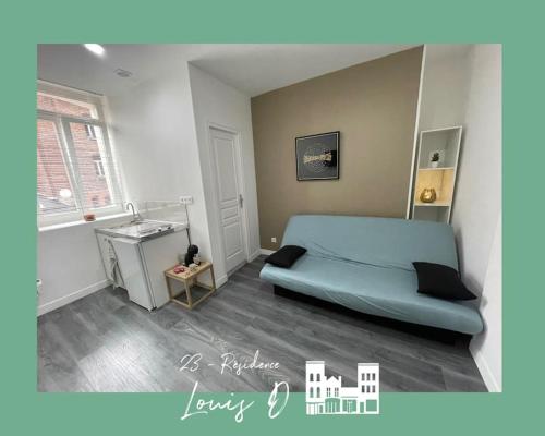 - une chambre avec un lit bleu et un lavabo dans l'établissement Studio pour 2 Personnes --1, à Béthune