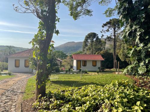 a view of a house from the garden at Sitio Recanto Maçussa in Ouro Preto