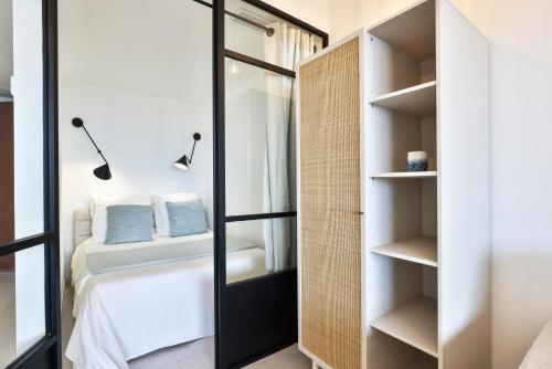 - une petite chambre avec un lit et un placard dans l'établissement Incroyable vue mer, 2 pièces refait à neuf avec piscine sur le toit/ WIFI/AC, à Nice
