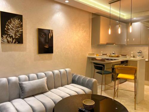 a living room with a couch and a kitchen at Glamorous Habous - By AppartAli in Casablanca