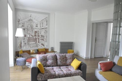 - un salon avec un canapé et un dessin mural dans l'établissement Ô Rivage, maison familiale bord de Loire, à Montjean-sur-Loire