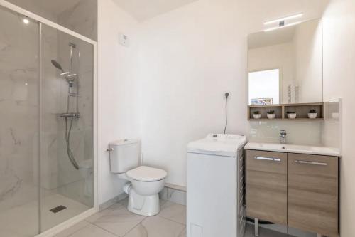 a bathroom with a toilet and a shower and a sink at Le May'Aïta - Calme, Parking & Central in Anglet