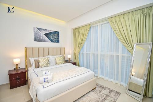ドバイにあるSpacious 1Bed Apt with a huge Balcony in Dubai Marina - VSTのベッドルーム1室(ベッド1台、大きな窓付)
