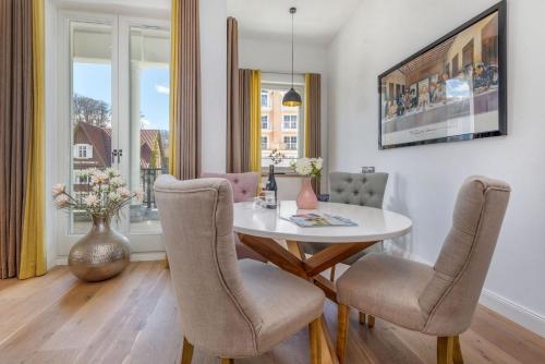 ein Esszimmer mit Tisch und Stühlen in der Unterkunft FIRST Avalon in Ostseebad Sellin