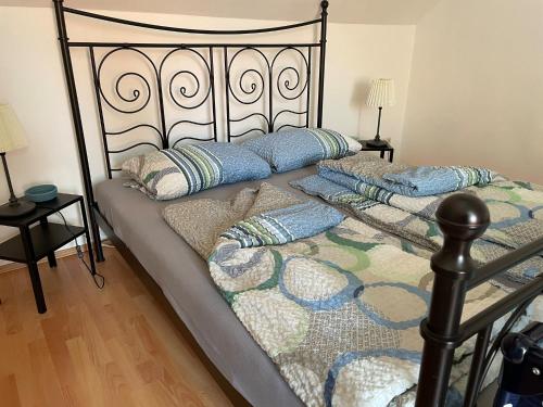 2 Betten mit Kissen in einem Schlafzimmer in der Unterkunft Michaelishaus in Werder