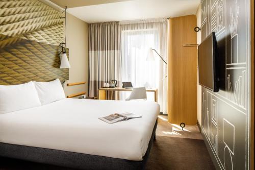 ibis London Canning Town Image
